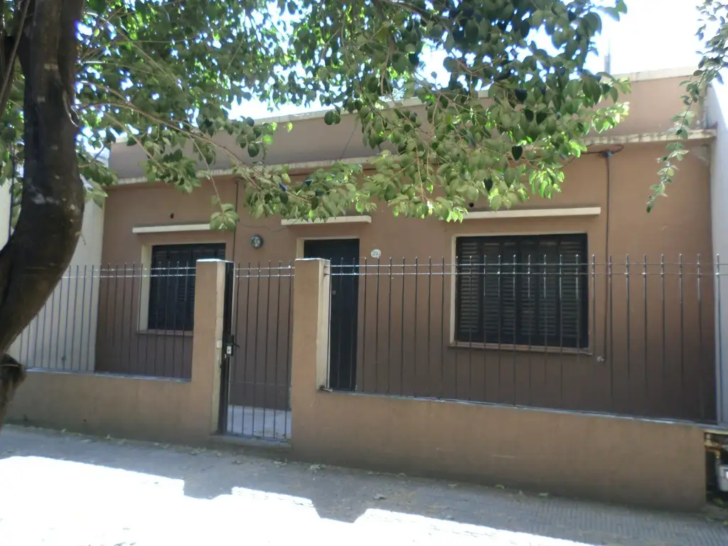 Propiedad en Av Pte H Yrigoyen 3800